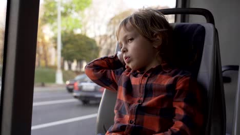 Jóvenes-Boyin-sentado-en-autobús-de-la-ciudad-de-Minsk