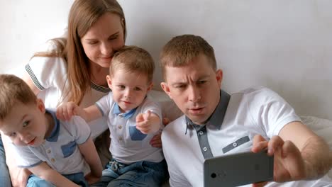 Papa-macht-Familie-Selfie-auf-Handy.-Mama,-Papa-und-zwei-Bruder-Zwillinge-Kleinkinder.