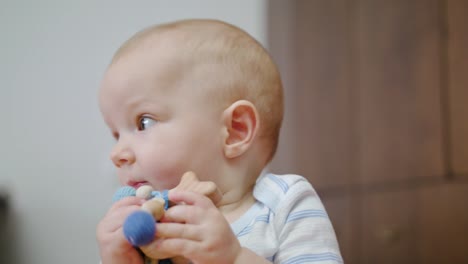 Cute-Baby-spielen-zu-Hause