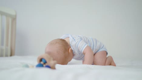 Niedliche-Baby-krabbeln-auf-ihrem-Bett-zu-Hause