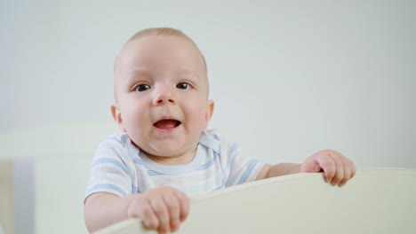 Niedliche-Baby-spielt-in-ihrer-Krippe-zu-Hause