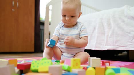 Cute-Baby-Spielen-auf-dem-Boden-zu-Hause