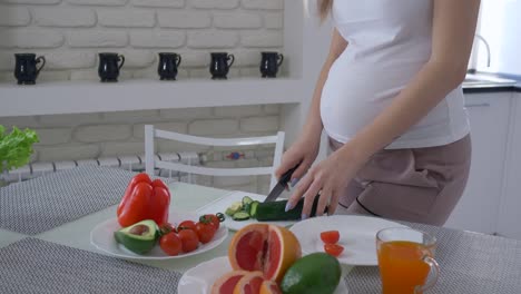 nutrición-de-mujeres-embarazadas,-mujer-expectante-con-estómago-grande-cocina-comida-útil-para-brunch-sabroso-saludable-de-verduras-frescas