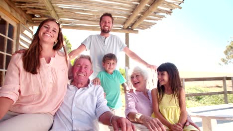 Tres-generaciones-familia-posando-Retrato-en-día-de-verano