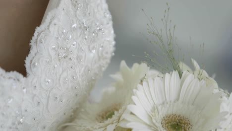 Beautiful-bride-holding-her-bouquet-of-daisies