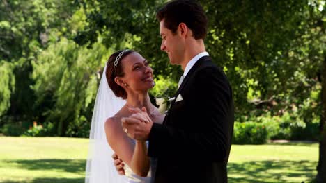 Feliz-pareja-de-recién-casados-baile-en-su-día-de-su-boda-en-el-país