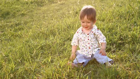 Baby-sitzen-auf-dem-Rasen.