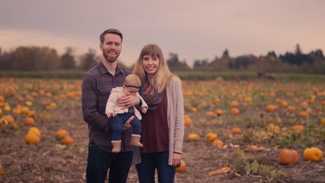 Retrato-de-una-familia-en-una-parcela-de-calabaza