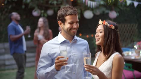 Pareja-joven-celebrando-boda-con-fiesta-en-el-patio-trasero