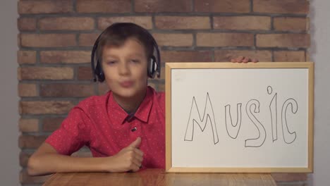 Kind-sitzt-am-Schreibtisch-mit-Flipchart-mit-Schriftgeräuschen-auf-der-roten-Backsteinwand