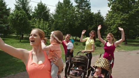 Sporty-Mothers-and-Babies-Selfie