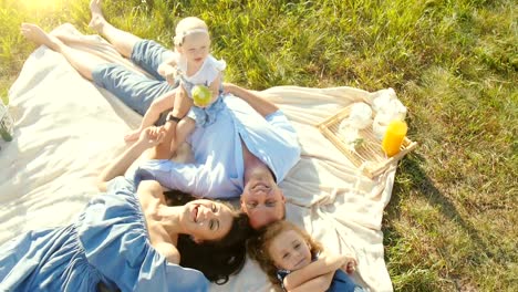 Familia-descansando-en-la-naturaleza.