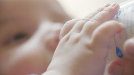 Baby-Flasche-Fütterung-Close-Up-Rack-Fokus-Slow-Motion