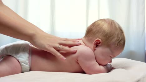 Mum-massages-the-baby's-back