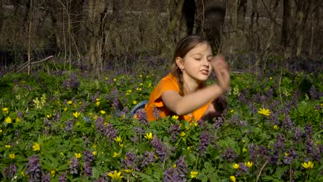 Ein-junges-Mädchen-liegt-ein-Frühling-Gras