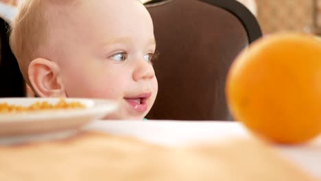 Niedlichen-Kleinkind-Jungen-im-Café-sitzen-und-Essen-warten.-Er-prüft-die-Besucher-rund-um