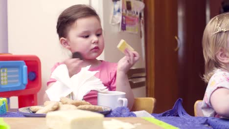 Dos-hermanas-desayunando-en-la-mesa.