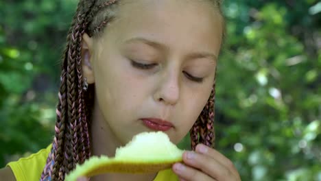 Chica-comiendo-Melón-amarillo