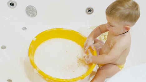 Kleine-Junge-hat-Spaß-in-der-Badewanne