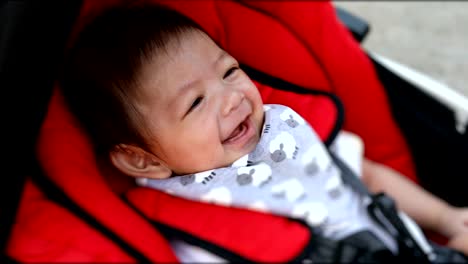 niño-niño-riendo-feliz-en-asiento-de-carro-cochecito-bebé