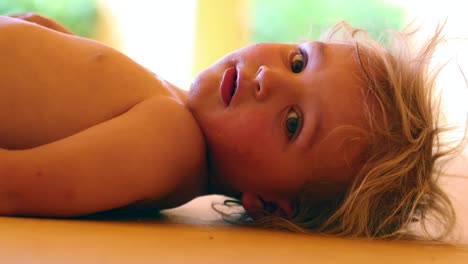 Säugling-Baby-junge-Festlegung-auf-den-Boden-und-Darsteller,-Kamera-in-4-k-Clip-Auflösung