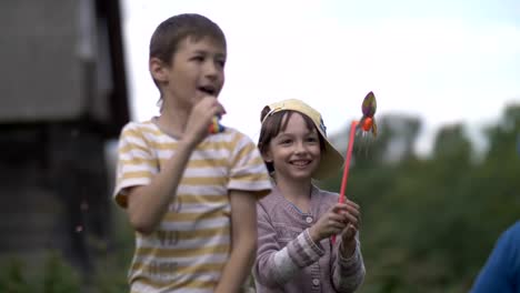 Tres-niños-están-muy-contentos,-ambiente-festivo,-cumpleaños,-riendo-y-sonriendo-en-la-naturaleza