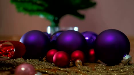 Bolas-coloridas-de-Navidad,-copos-de-nieve-plástico-en-el-piso.-Mans-mano-decoración-Navidad-tres.