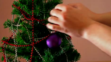 Mans-Hand-schmücken-Weihnachtsbaum