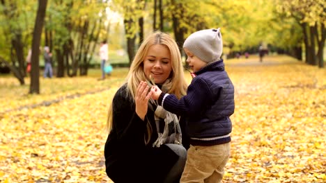 Porträt-der-glückliche-Mutter-und-Sohn-im-Herbst-Park.