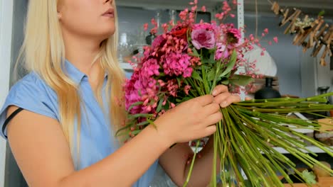 Floreria-profesional-haciendo-composición-floral-de-la-boda-en-la-tienda-de-la-flor