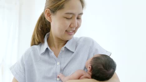 4K-glückliche-asiatische-Mutter-umarmt-ihre-neugeborene-Tochter,-Glück-Moment-der-asiatischen-Familie