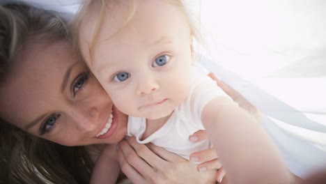 Retrato-de-madre-jugando-con-su-pequeña-hija