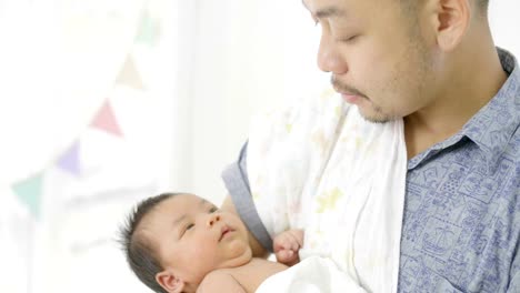 4K-Zeitlupe-glückliche-asiatischen-Vater-kümmern-uns-um-sein-neugeborenes-baby