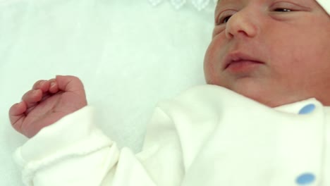 Portrait-of-a-newborn-baby-in-the-hospital.