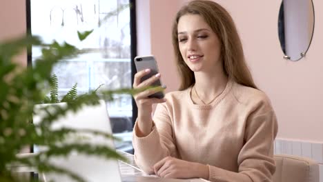 Elegante-hermosa-mujer-caucásica-con-smartphone,-enviar-mensajes-de-texto,-escribir.-Sonriendo-a-60-fps