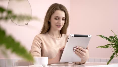 Elegante-hermosa-mujer-caucásica-con-tablet-PC,-mensajes-de-texto,-escribir.-Sonriendo-en-la-cafetería-60-fps