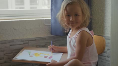 Kind-Mädchen-Zeichnung-Aquarell-zu-Hause-in-Zeitlupe.