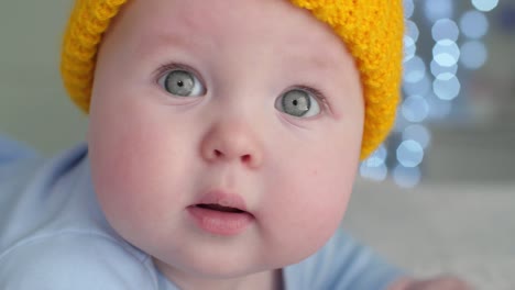 Baby-mit-grauen-Augen