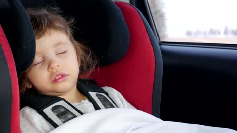 Baby,-Kind-schläft-während-der-Fahrt-im-Kindersitz