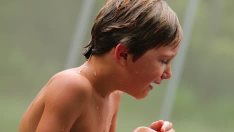 Lloroso-joven-llora-por-haber-sido-herido.-Niño-llorando