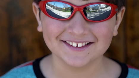 Retrato-de-un-niño-en-gafas-de-sol-que-ríe