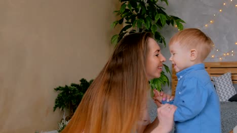 Feliz-joven-madre-y-su-hijo-de-bebé-jugando-togerher