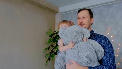 Portrait-of-funny-little-girl-and-her-father-at-home