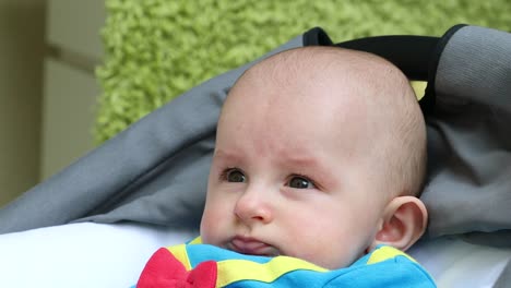 Portrait-eines-niedlichen-Baby-Jungen-tragen-lustige-Kostüm