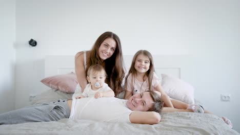 Parents-with-kids-spending-time-in-bed