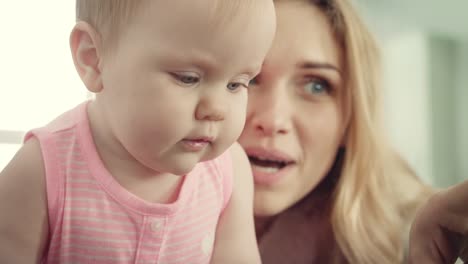 Madre-feliz-con-bebé.-Sonriente-abrazo-mujer-niño