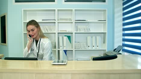 Mujer-enfermera-en-la-recepción-del-hospital-contestar-llamadas-telefónicas-y-programación-de-citas-de-pacientes