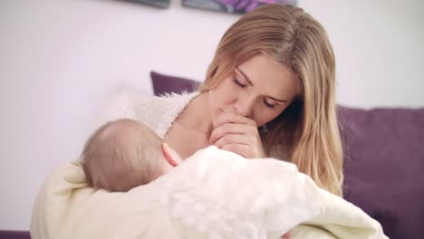 Hermosa-mujer-mama-alimentación-al-bebé.-Mamá-alegre-disfrute-de-lactancia-materna