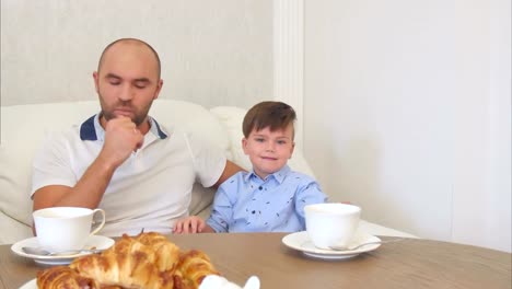 Joven-padre-limpiar-su-carita-hijo-después-del-almuerzo