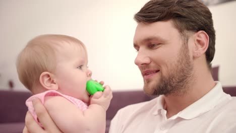 Barba-papá-besos-a-niño-bebé.-Padre-de-bebé-beso.-Hombre-feliz-con-el-bebé